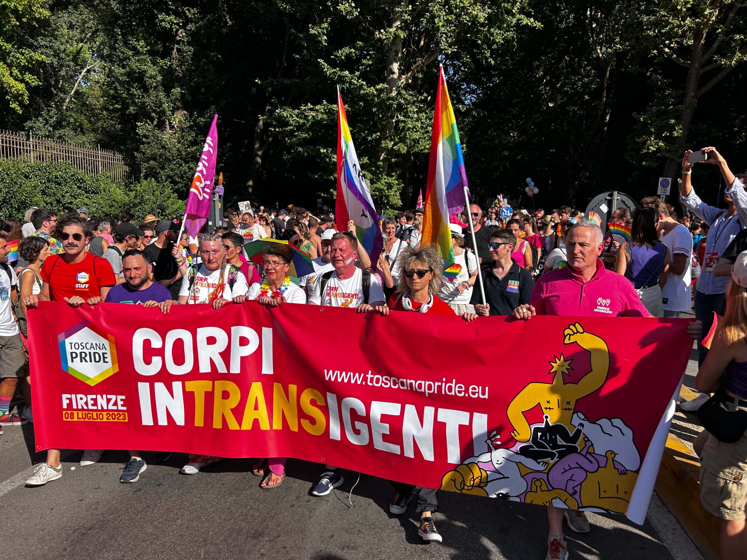 L’onda del Pride invade Firenze. Migliaia di persone hanno sfilato per la città
