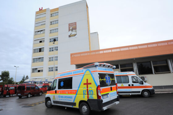Massa: paziente psichiatrico disarma una guardia giurata e minaccia il pronto soccorso