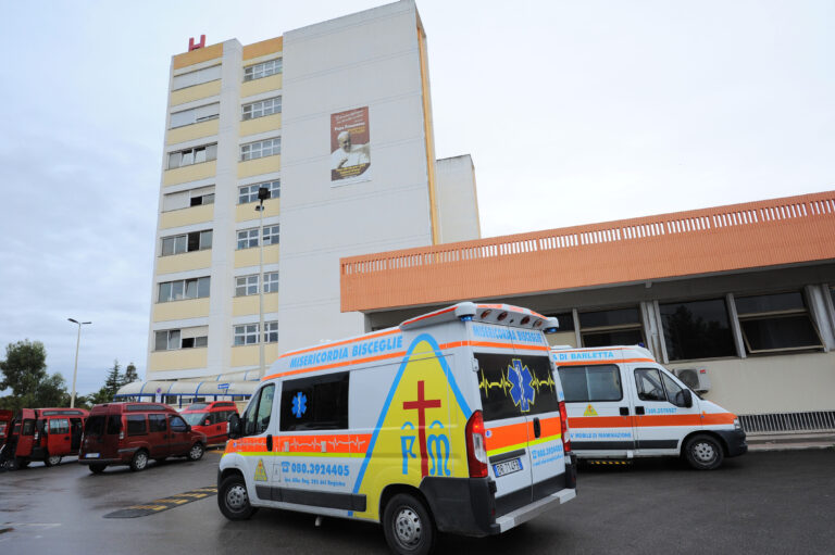 Massa: paziente psichiatrico disarma una guardia giurata e minaccia il pronto soccorso