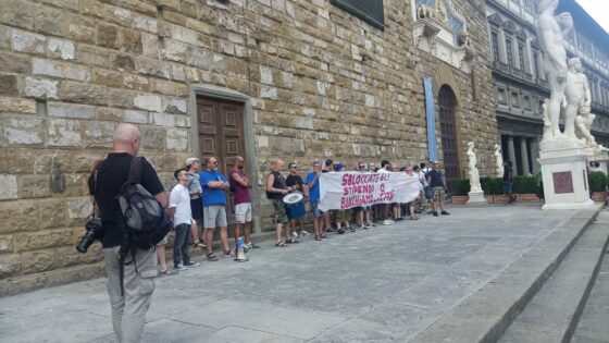 Gkn: continua la lotta sulla torre, presidio sotto Palazzo Vecchio