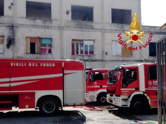 Nuovo incendio in ex stabilimento a Castello, ‘tenere le finestre chiuse’