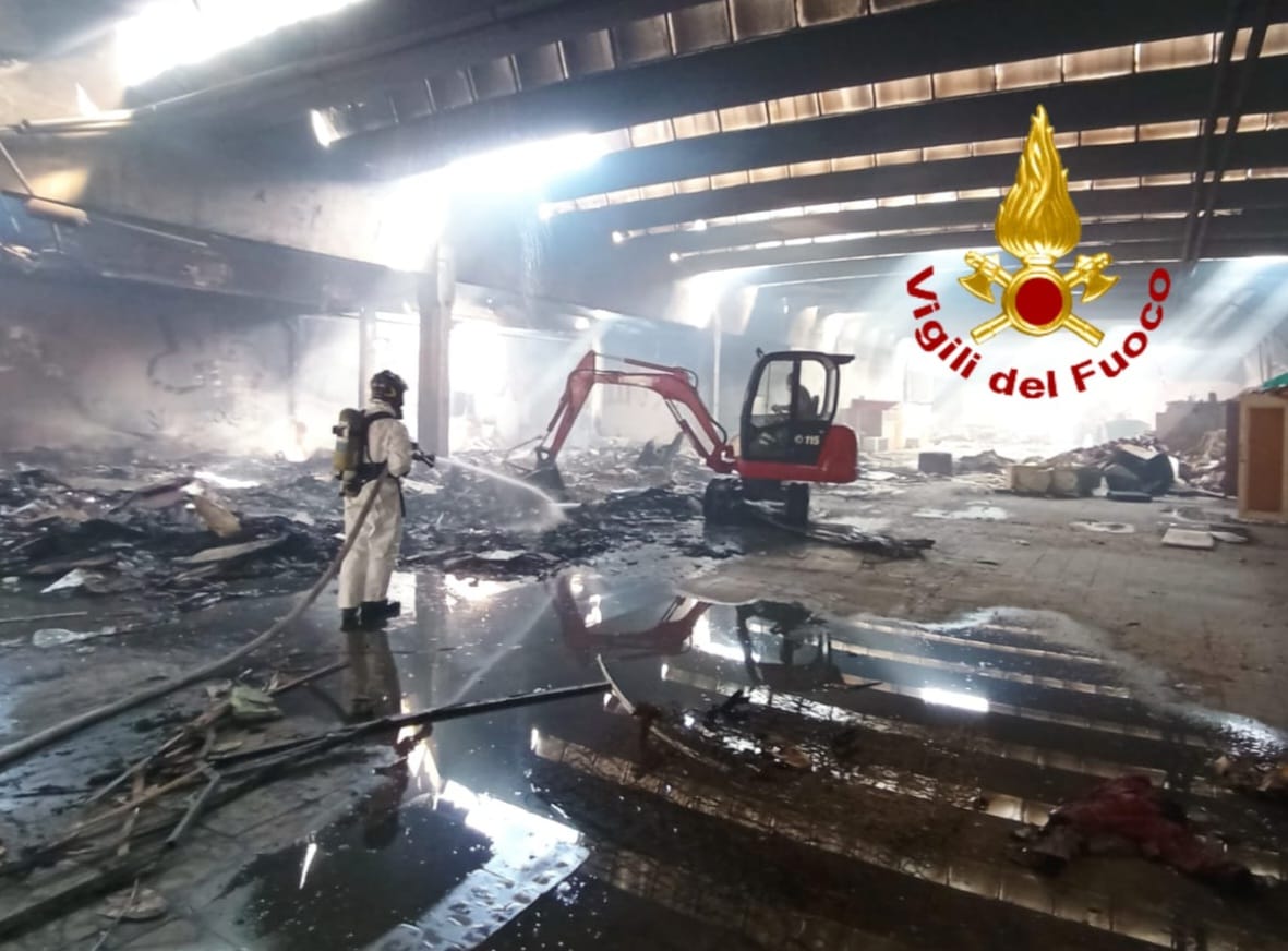 VIDEO | Sono in corso le operazioni di bonifica per l’incendio in via Fanfani