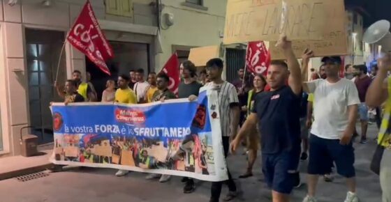 Mondo convenienza: corteo a Campi Bisenzio e l’abbraccio sociale ai lavoratori