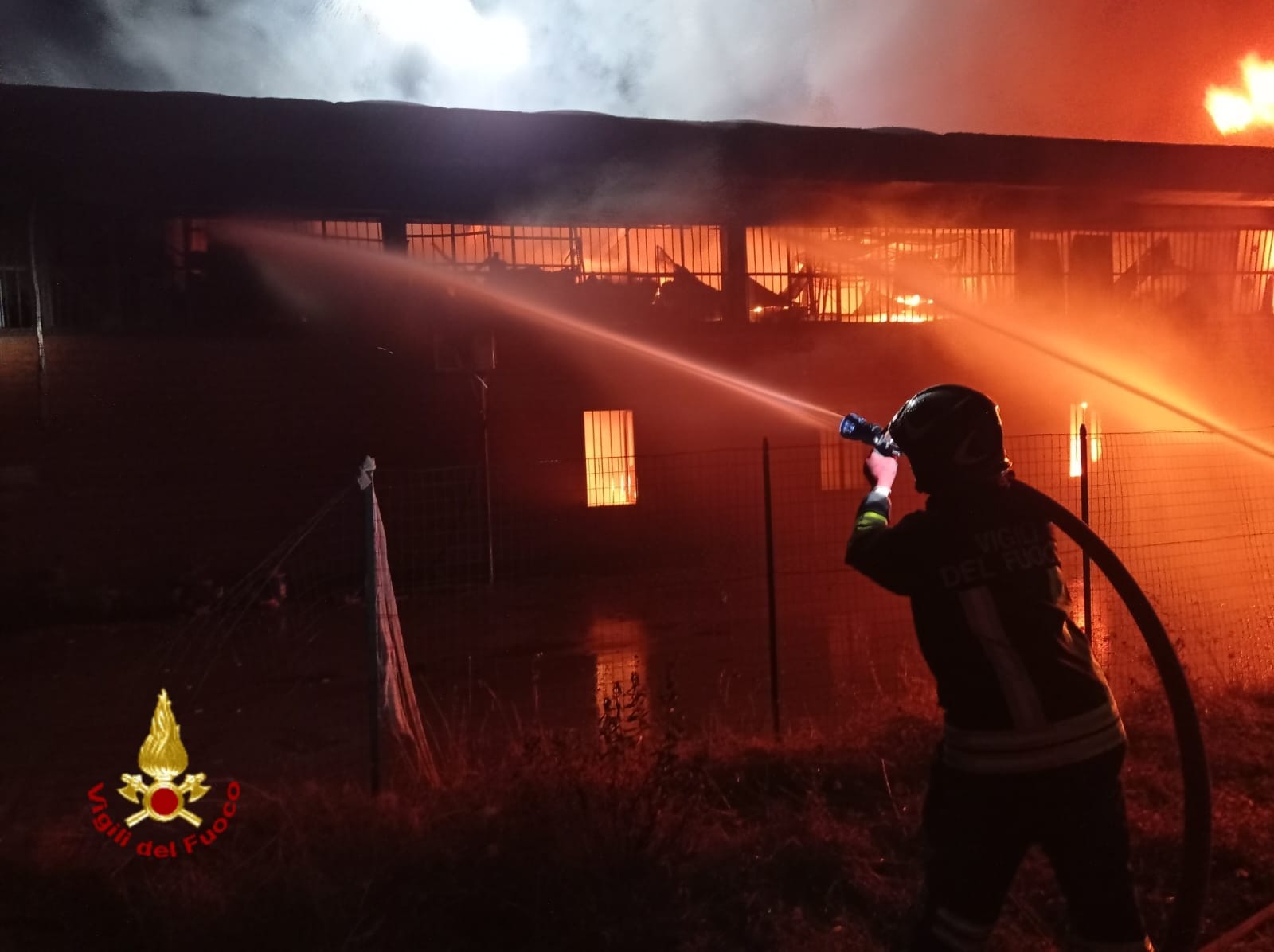 Incendio in fabbrica a Poggio a Caiano, operazioni bonifica proseguite tutta la notte