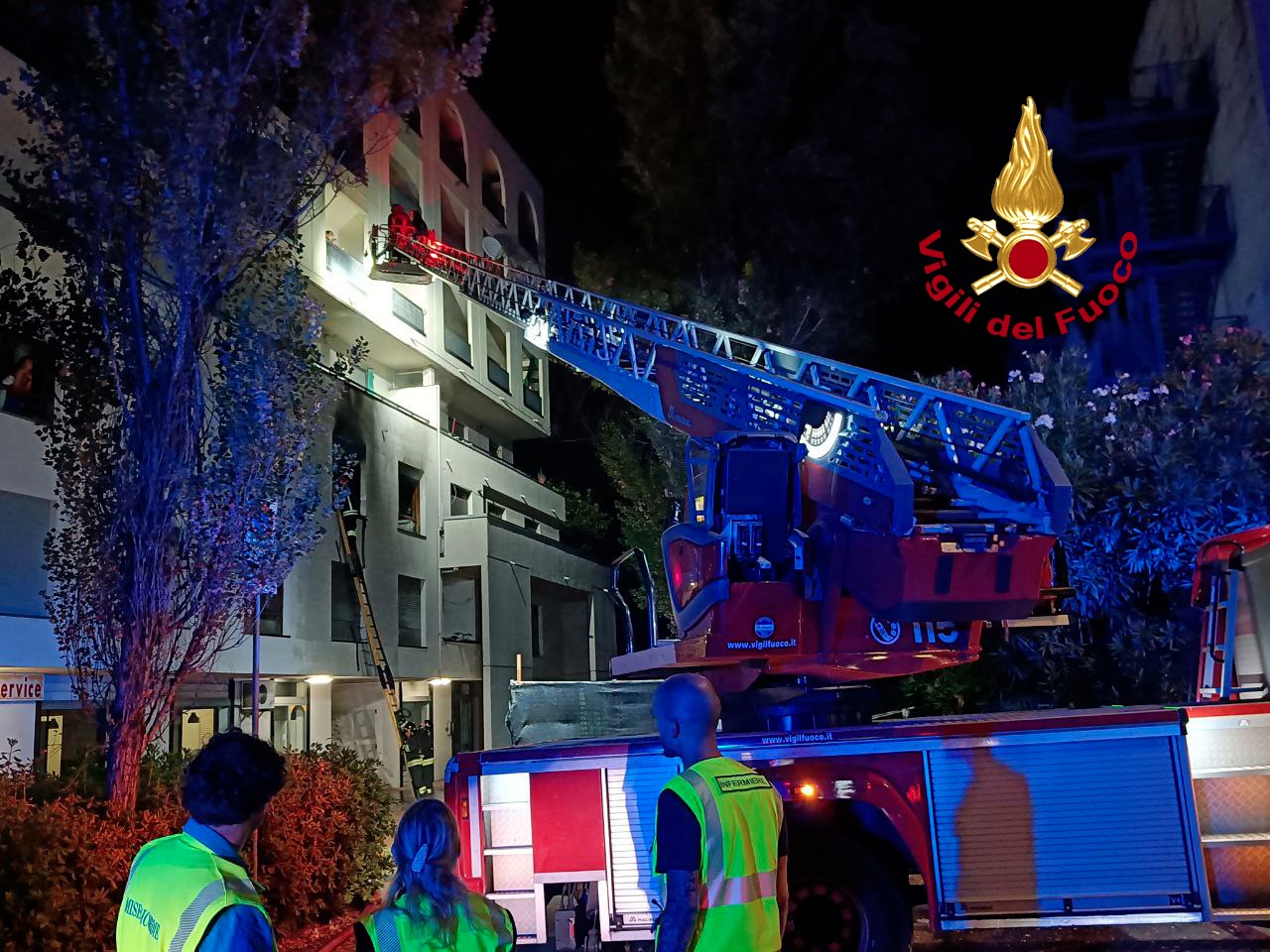 Incendio a Scandicci, cinque persone evacuate