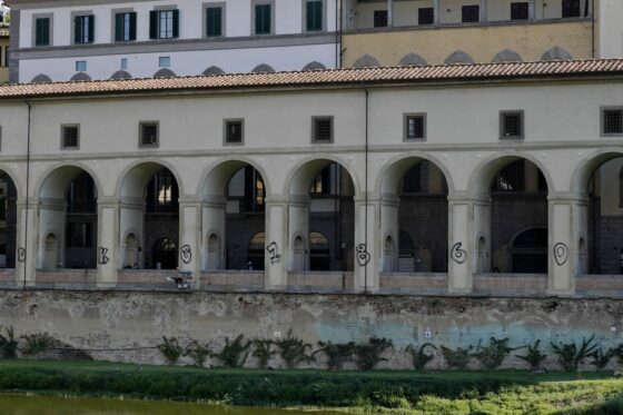 Firenze: 2 turisti tedeschi indagati per l’ imbrattamento del Vasariano