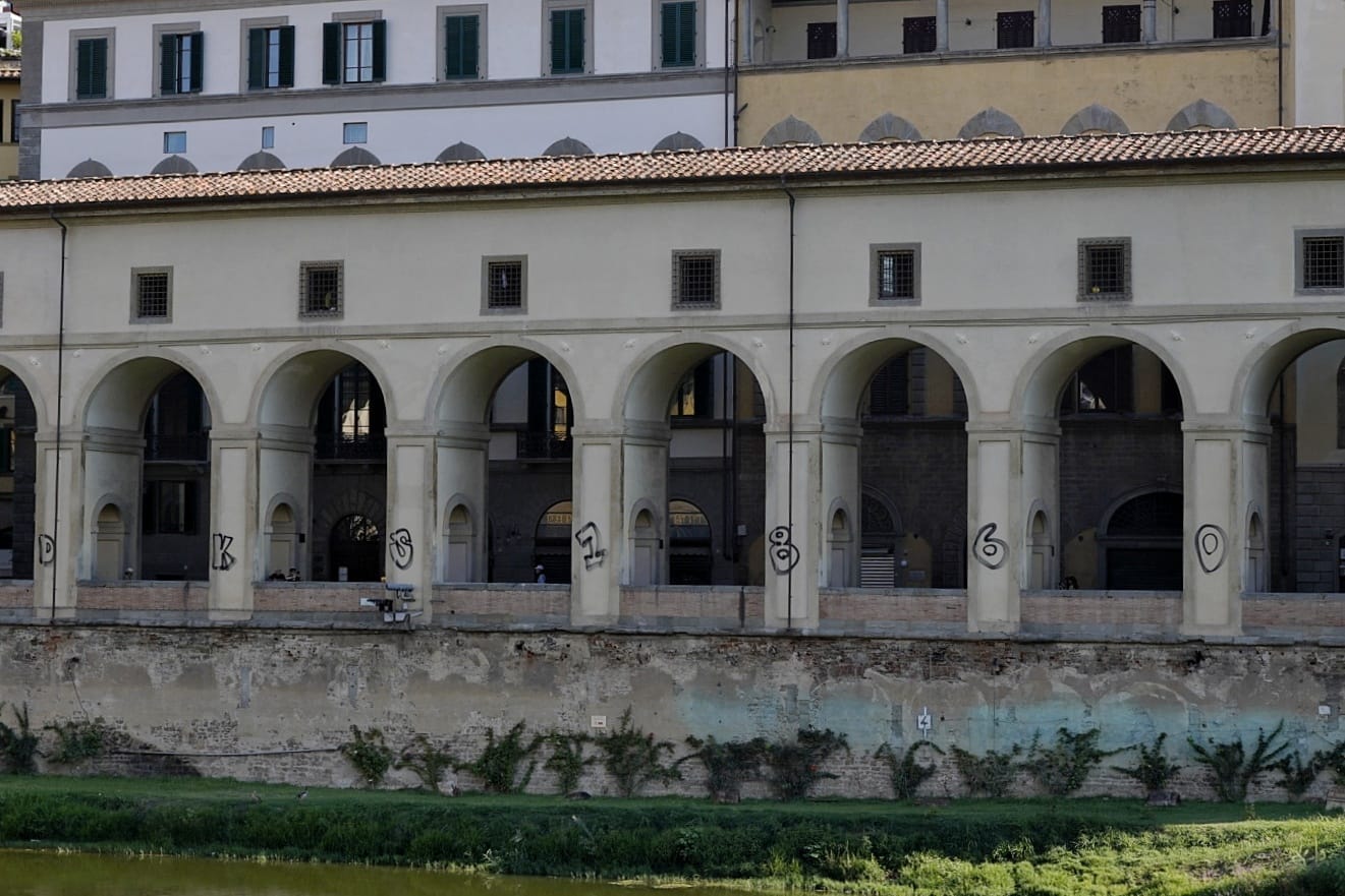 Firenze: 2 turisti tedeschi indagati per l’ imbrattamento del Vasariano