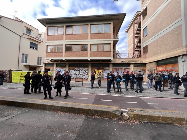 🎧 Sgombero di una palazzina occupata in Viale Gramsci