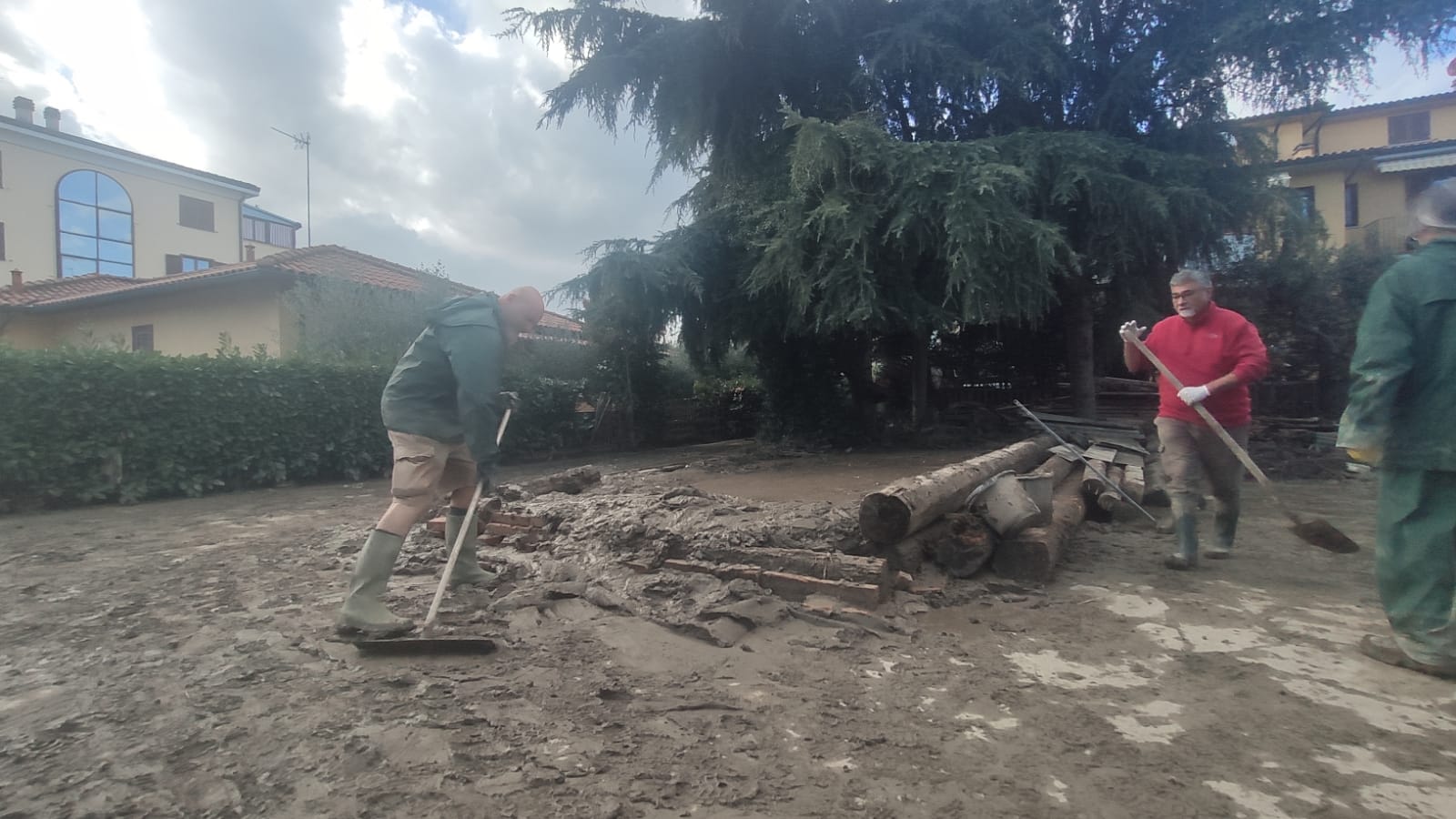 🎧 Alluvione: dopo l’acqua, fango e rifiuti le nuove emergenze in Toscana