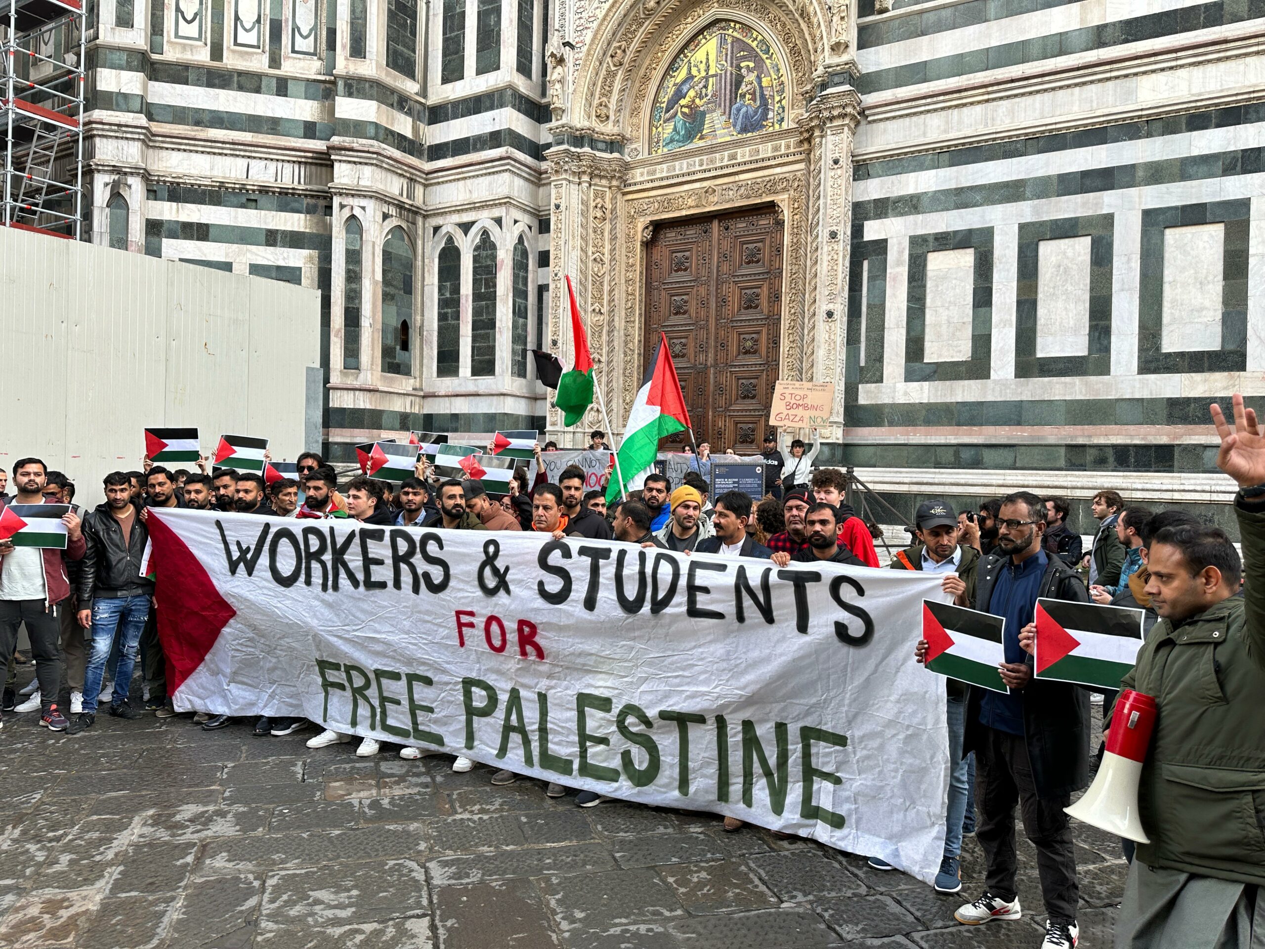 Palestina: manifestanti bloccano ingresso Duomo Firenze e Torre Pisa