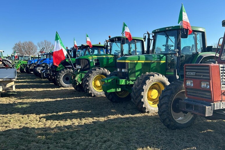 Protesta dei trattori: intasata rotonda fuori casello Valdichiana