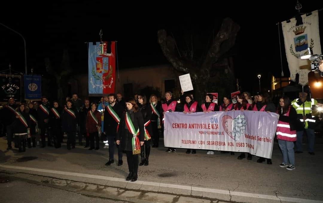 Oltre tremila persone alla fiaccolata per la donna uccisa a Barga dal marito