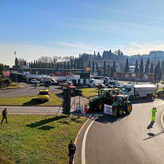 Agricoltori: secondo giorno di presidio al casello Valdichiana