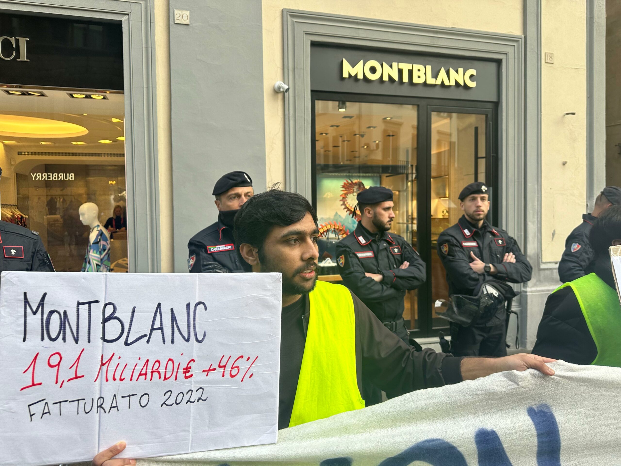 Nuova protesta degli addetti  di Montblanc in appalto a Firenze