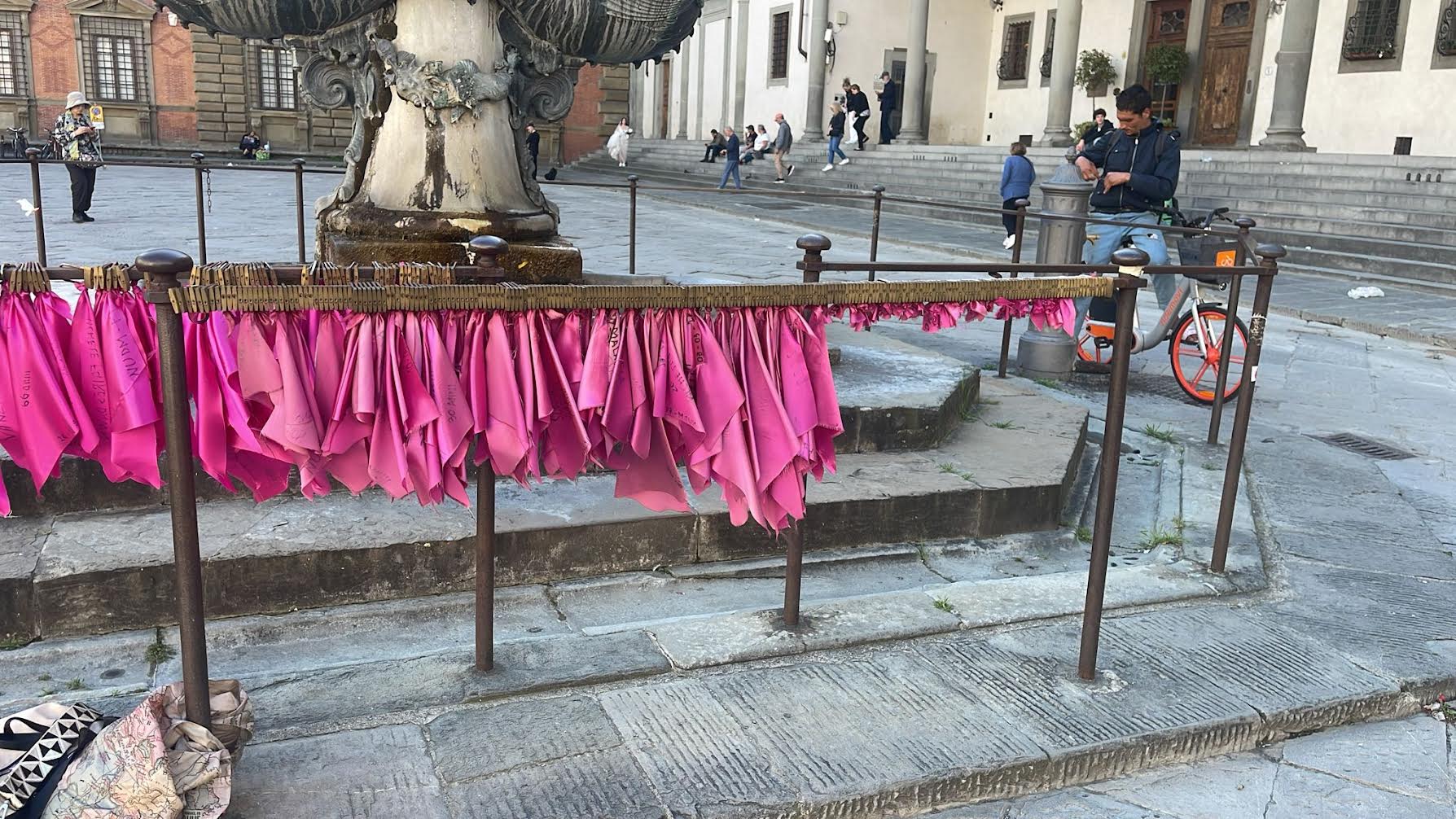 Attaccato il monumento in memoria dei femminicidi in Piazza Santissima Annunziata: Non Una Di Meno Firenze risponde