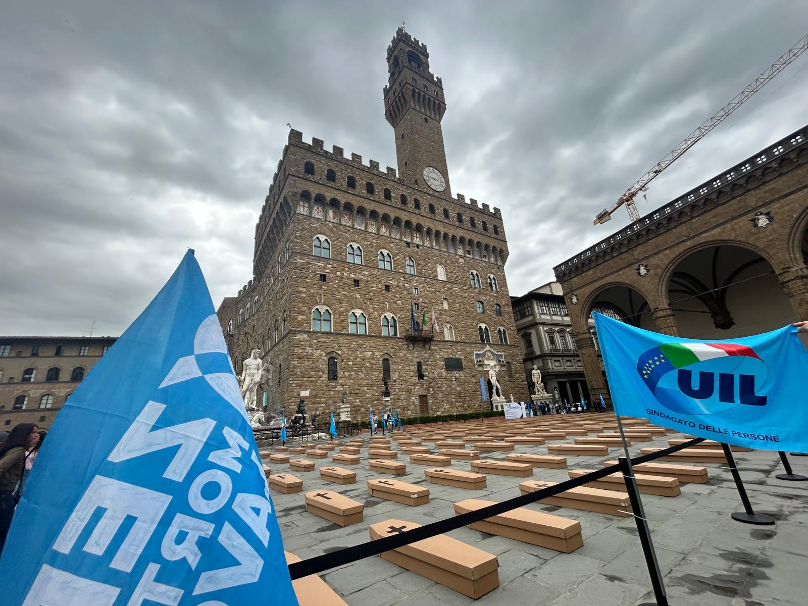 200 bare di cartone di fronte Palazzo Vecchio per le vittime sul lavoro in Toscana
