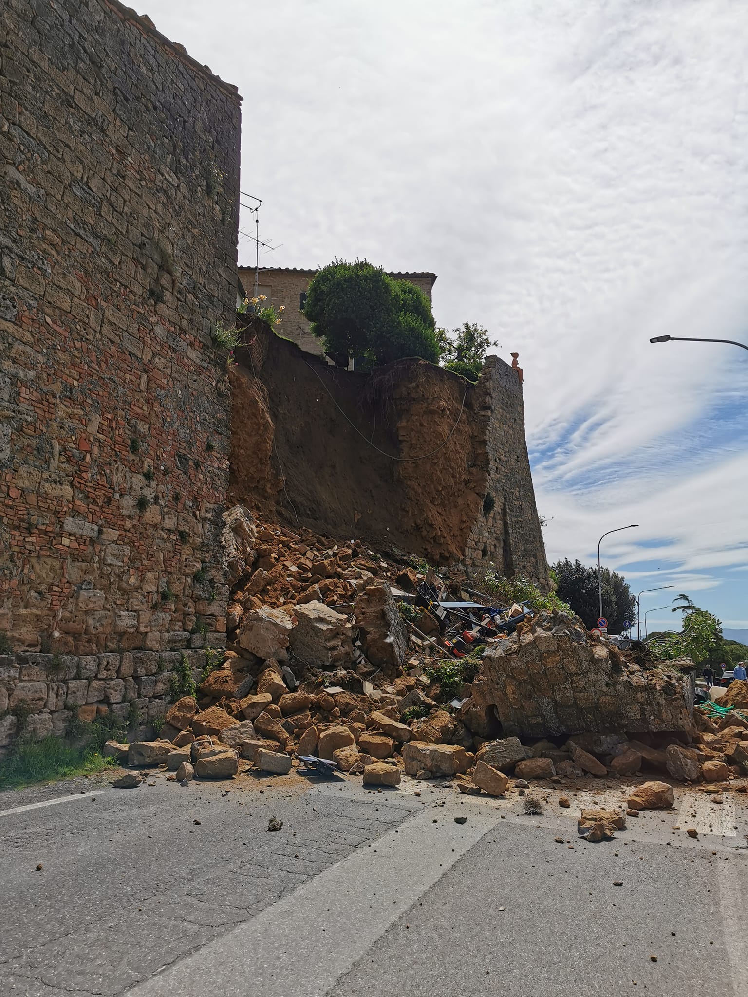 Crolla porzione mura a Volterra: ferita donna, due famiglie rientrate a casa