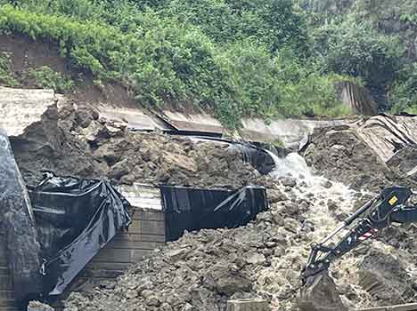 Versilia, discarica Cava Fornace frana e provoca svernamento liquami